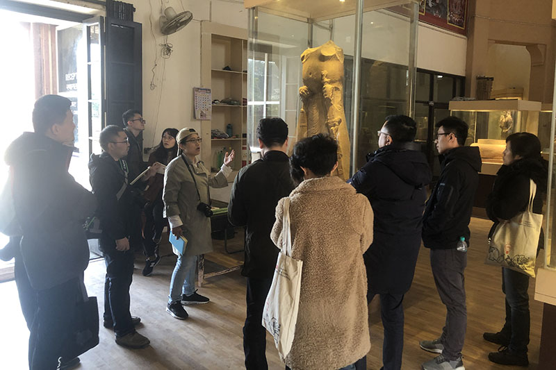 3 学员郑燕燕从历史学的角度分析马图拉考古博物馆的雕塑作品.jpg