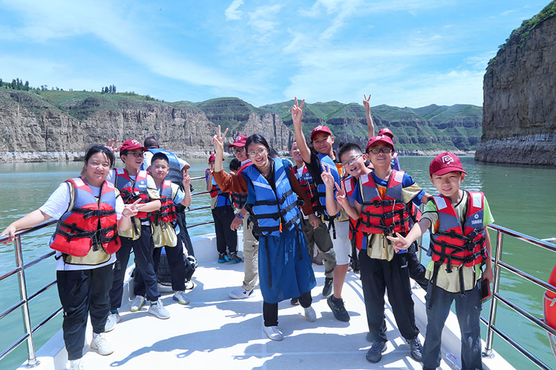 学员们游览黄河大峡谷.jpg